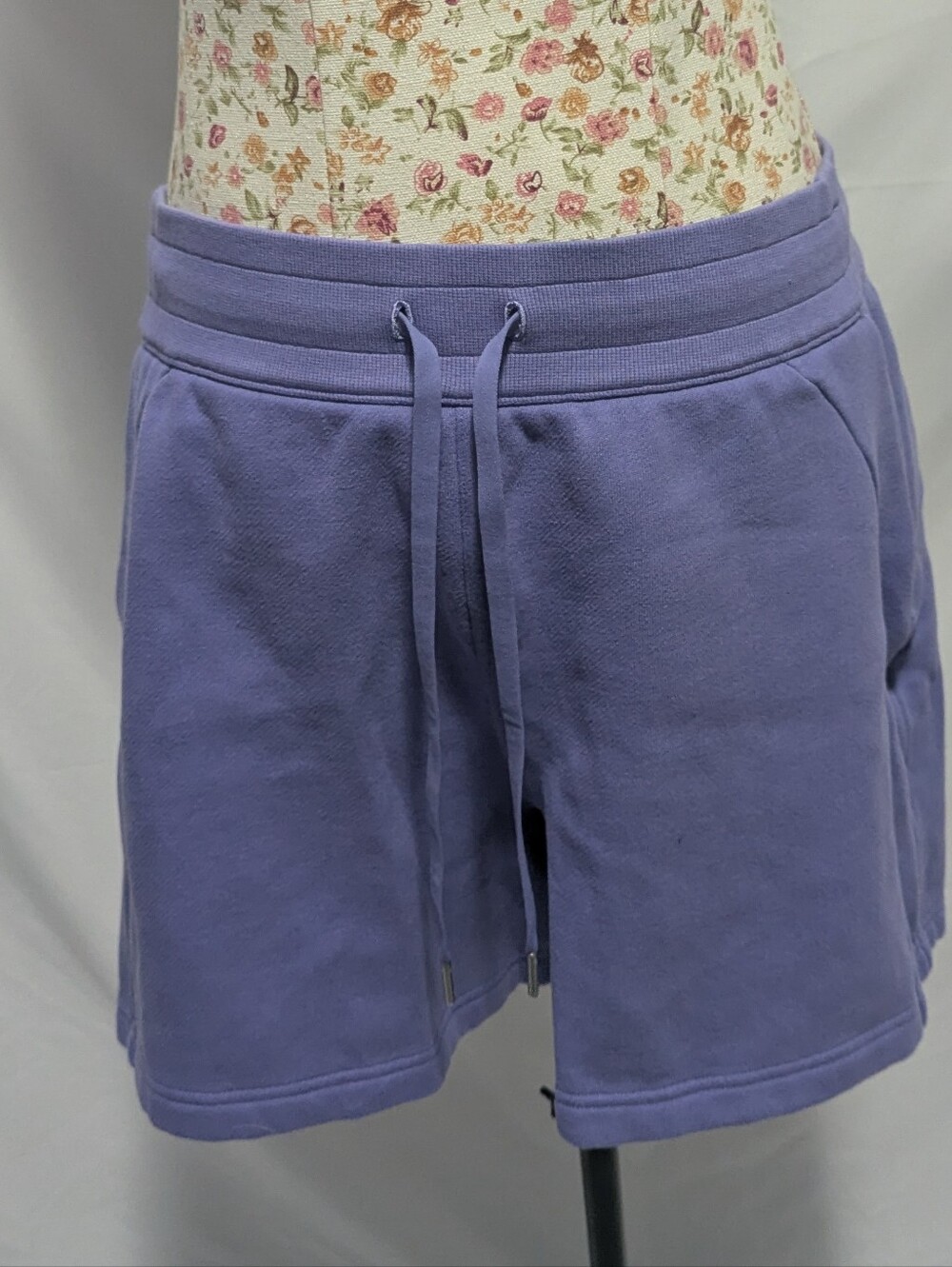 Women's Lululemon Lavender Drawstring Lounge Shorts Size 12